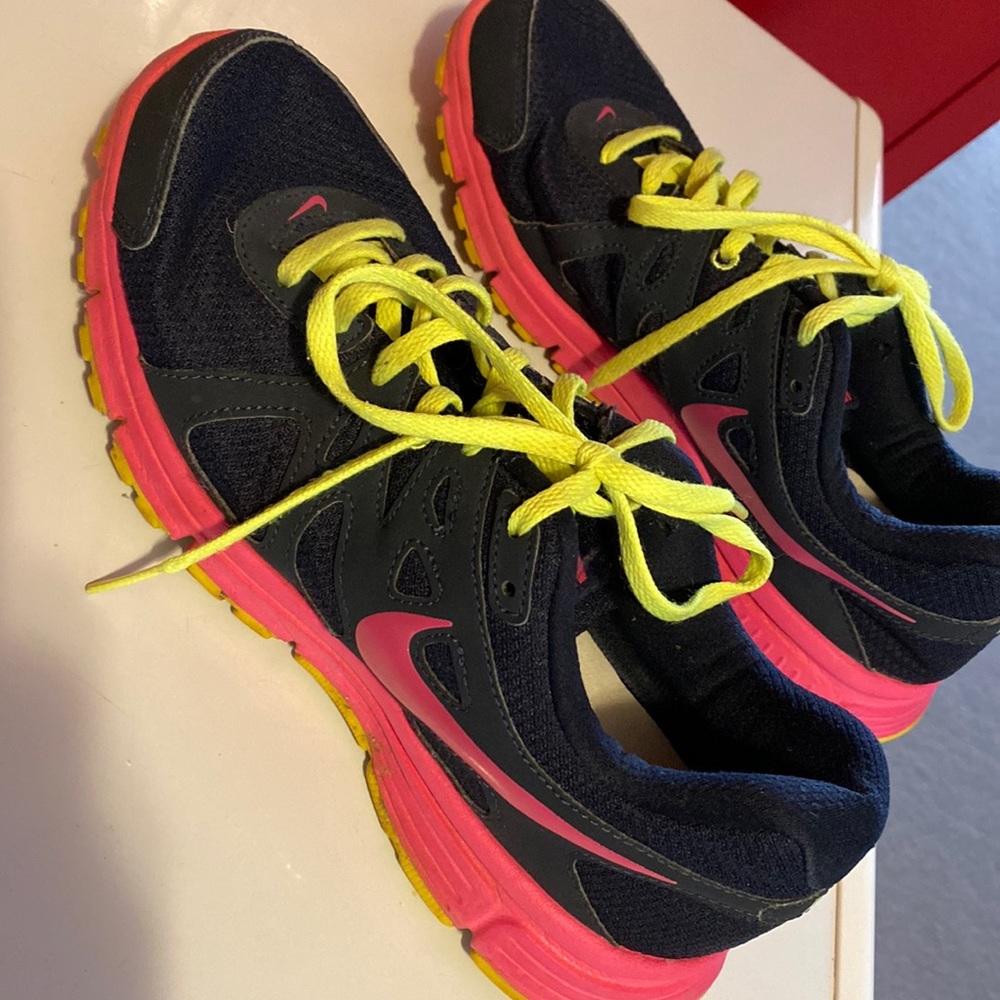 Womens nike shoes..